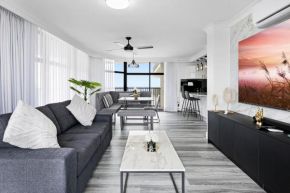 Spacious Beachfront Pad with BBQ, Pool & Spa